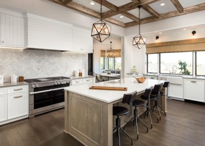 Installation de plancher d'ingénierie de bois-franc dans le cuisine à Terrebonne dans Lanaudiere / Entrepôt Couvre Plancher et Decor situé à Mascouche